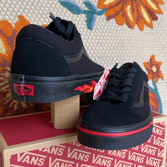 Vans Men’s Old Skool
(Flame Wall) Black/Black
VN0A38G1Q8Q
Sneakers - Picture 15 of 16